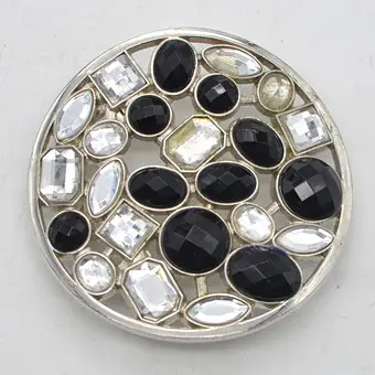RUNDE GÜRTELSCHNALLE, FACETTIERTE GLASSTEINE, VERSILBERTE FASSUNG, UM 2000ER.