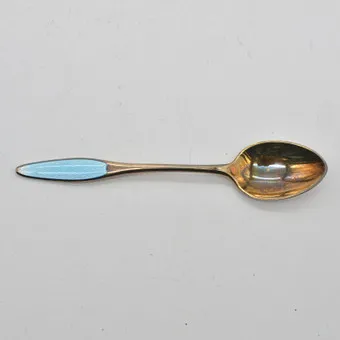 FRIGAST DENMARK, CUILLÈRE À MOKA, ARGENT STERLING, DORÉ ET ÉMAIL BLEU, 20E SIÈCLE.