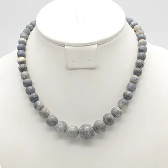 Collier de perles en corail bleu, perles polies, taille ordonnée, fermoir en argent sterling, env. 43,5 cm.