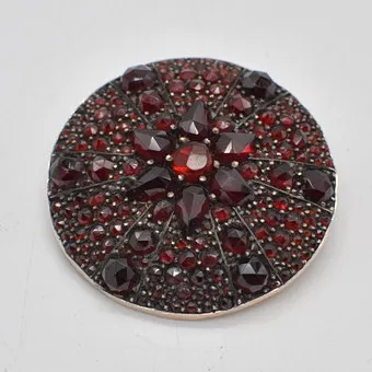 Bohemian garnet brooch, star-shaped arrangement, round, silver setting, late 19th c.