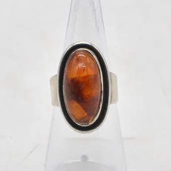 CARL OVE FRYDENSBERG. DESIGNER RING STERLING SILVER AND AMBER, DENMARK, CIRCA 1950.