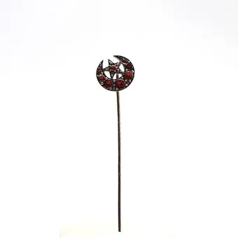 ÉPINGLE DE CRAVATE ART NOUVEAU AVEC GRENATS, LUNE ET ÉTOILE, VERS 1900.