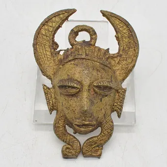 Messing hanger, Afrikaans masker, handgemaakt, 20e eeuw, ca. 50 x 70 mm.