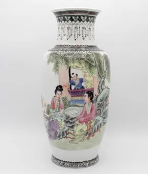 CHINESISCHE FAMILLE ROSE PORZELLANVASE MIT FIGUREN- UND GARTENSZENE, QIANLONG-MARKE (CA. 1900–1950).