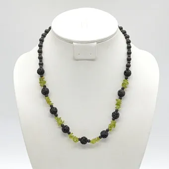 PERLENCOLLIER AUS PERIDOT UND LAVA, AM METALLFADEN MIT VERSCHLUSS, SPÄTE 20. JH., CA. 49 CM.