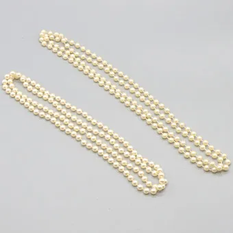 DEUX COLLIERS DE PERLES, PERLES IMITATION, FIN DU 20E SIÈCLE.