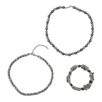 COLLIERS DE PERLES ET BRACELET DE PERLES EN SET.
