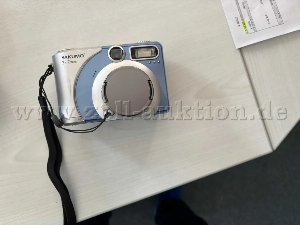1 aparat fotograficzny cyfrowy marki Yakumo
