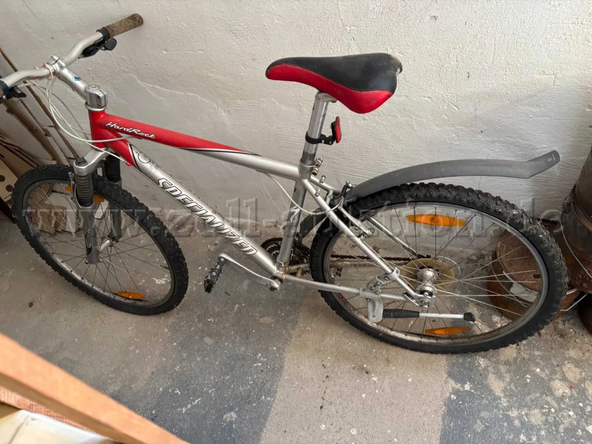 1 vélo de marque Specialized 28 pouces