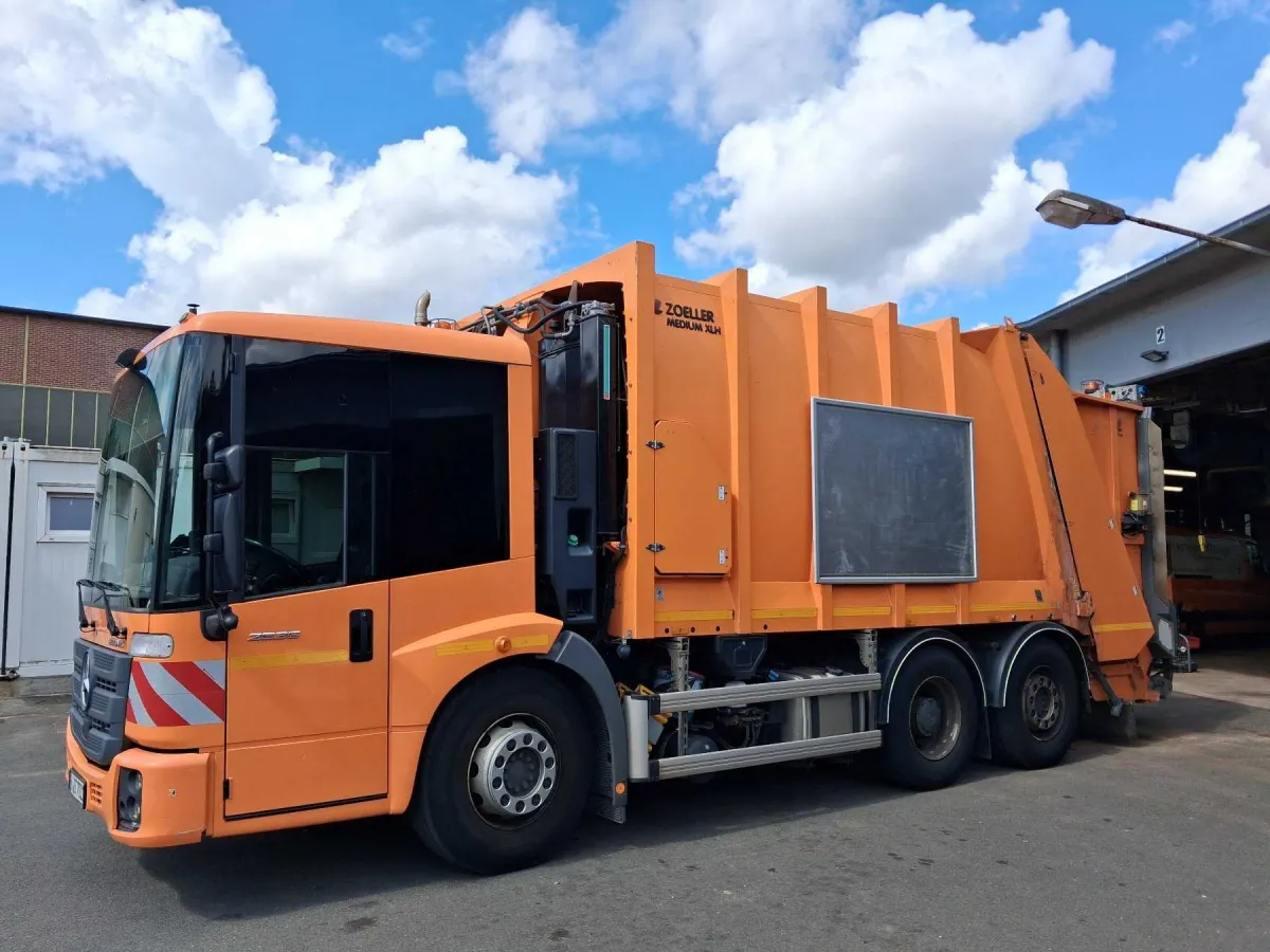1 refuse collection vehicle MB 2635 L Econic with Zoeller Delta 2301 Premium body