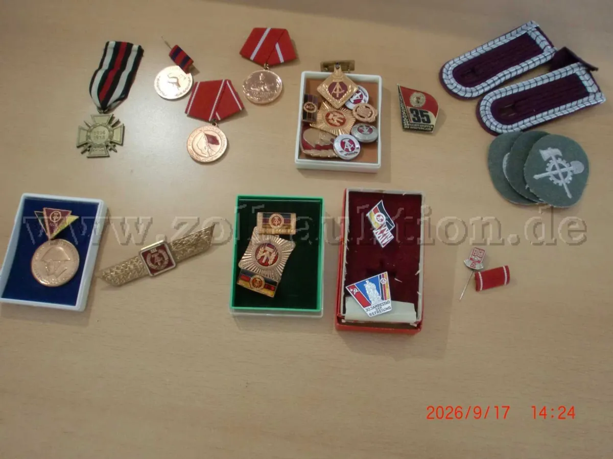 1 lot d'insignes RDA, ordres RDA, insignes de combattants, 23 pièces