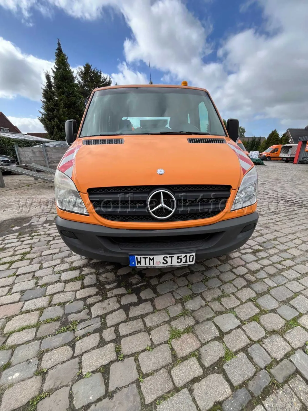 1 Mercedes-Benz Sprinter с бортовой платформой и двойной кабиной