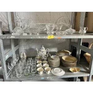 Soubor skla a porcelánu