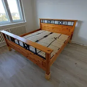 Dvoulůžková postel, 2 noční stolky, 1 příborník
