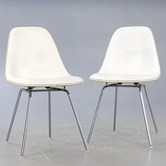 CHARLES & RAY EAMES. Herman Miller/Vitra, twee side chairs in glasvezel (2).