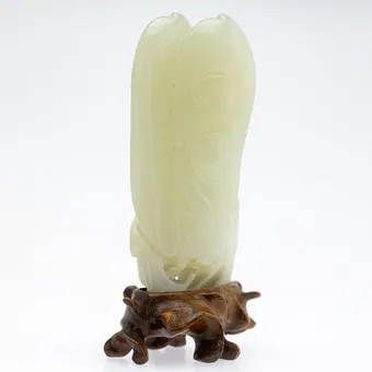 Two connected pea pods, jade, China, late Qing Dynasty.