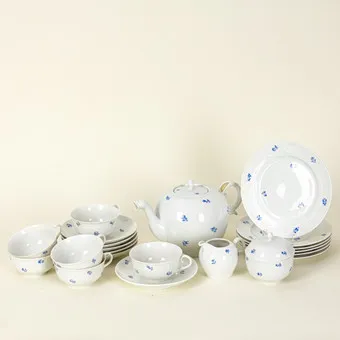 NYMPHENBURG. Tea service, basket shape with scattered flowers, Germany, 2nd half 20th c. (21).