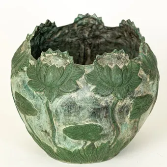 Cachepot met hoogreliëf waterleliesfries, art nouveau-stijl, eind 20e eeuw