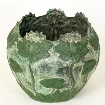 Osłonka z wysokim reliefem z motywem lilii wodnych, styl Art Nouveau, koniec XX w.