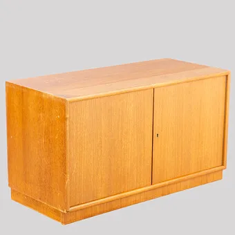WK Möbel, 2-türiger Halbschrank in Teak.
