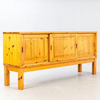 Buffet, bois de pin, probablement Suède, années 1960-1970.