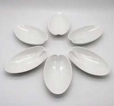 LIGNE STUDIO ROSENTHAL – ENSEMBLE DE 6 BOLS EN PORCELAINE EN FORME DE FEUILLE, 20E SIÈCLE.