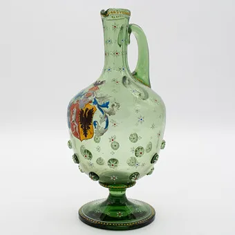 LOBMEYR KARAF, J. & L. LOBMEYR, WENEN, ANTIEKGROEN GLAS MET AANGESMOLTEN GLASKNOPPEN, KLEURRIJKE BLOEMMOTIEVEN, KLEURIG WAPEN IN EMAILLESCHILDERING, EIND 19E EEUW, HISTORISME.