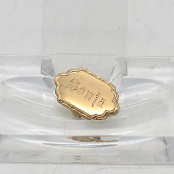 ANTIKER ANHÄNGER "SONJA" GRAVIERT, HANDGEMACHT, GRÖSSE CA. 18 X 11 X 4 MM.