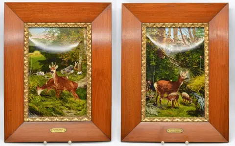 Christian Kröner (1838-1911). "Wald-Idylle", pár obrazů, malba na skle na zakřiveném skle, s perleťovými vložkami, ručně vyrobený rám, pozdní 19. století, signováno a popsáno.