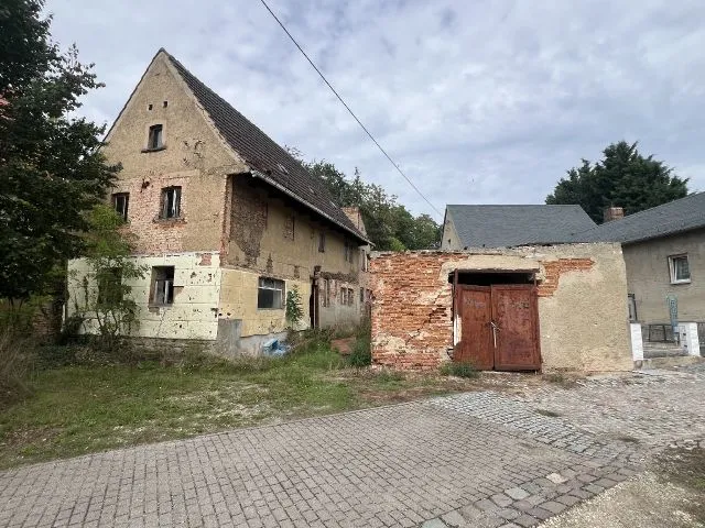 Разрушенный жилой дом с бывшим гаражом рядом с дорогой B180 и недалеко от границы земли Тюрингия
