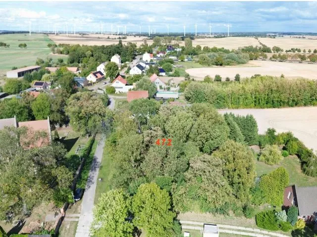 Perceel in het dorpscentrum en binnenbereich volgens § 34 BauGB *direct naast de oude dorpskerk + nabij de Haussee*