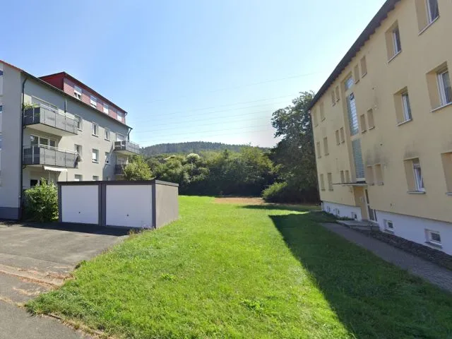 Działka obok budynków wielorodzinnych w strefie zabudowy *lokalizacja w Górnej Frankonii z doskonałym połączeniem komunikacyjnym*