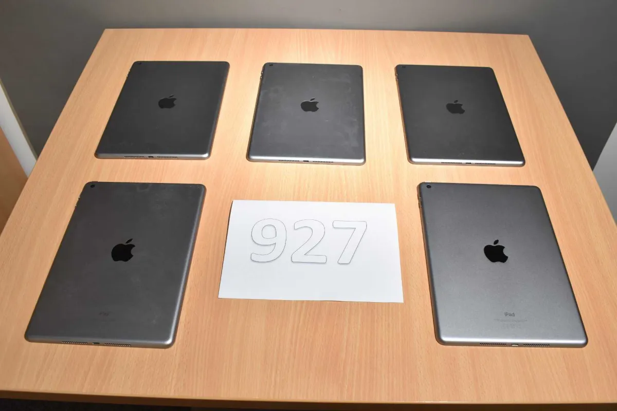 5 Apple iPad 6th generation A1893 32 GB 9.7" (24.63 cm)
