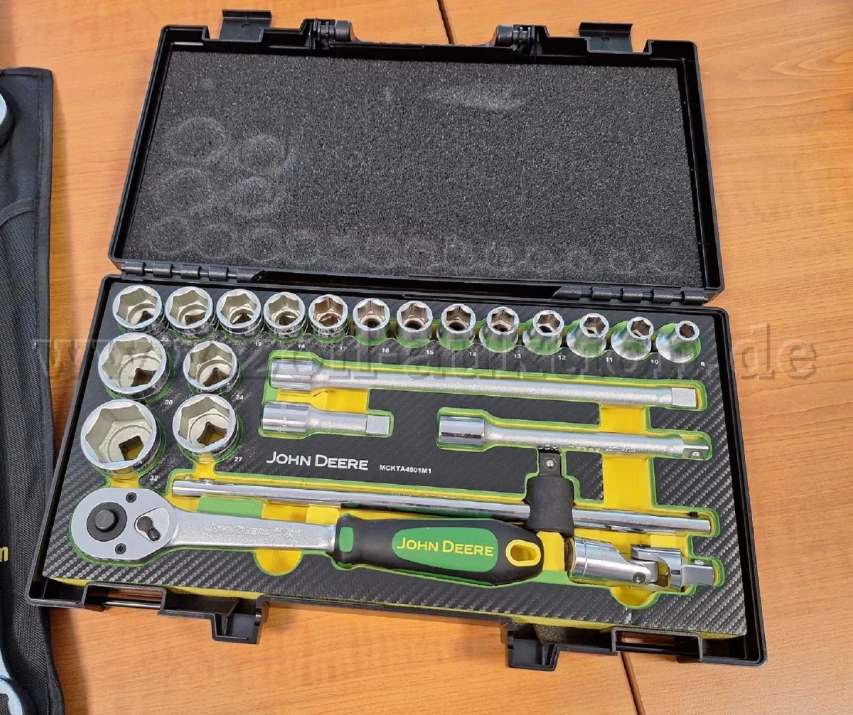 1 набор инструментов John Deere