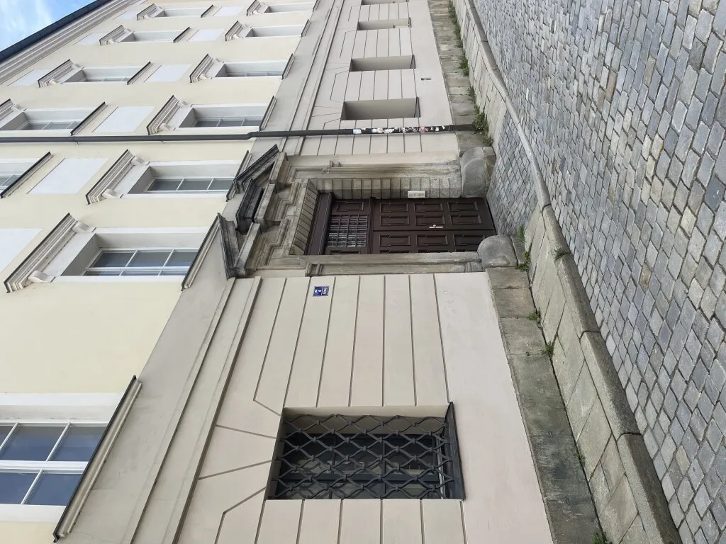 Охраняемый трёхкрылый комплекс (Domherrenhof, т.н. Graf von Thun-Hof) в 94032 Passau, Steinweg 7