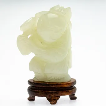 Garçon avec fleur de lotus, jade, Chine, fin de la dynastie Qing.