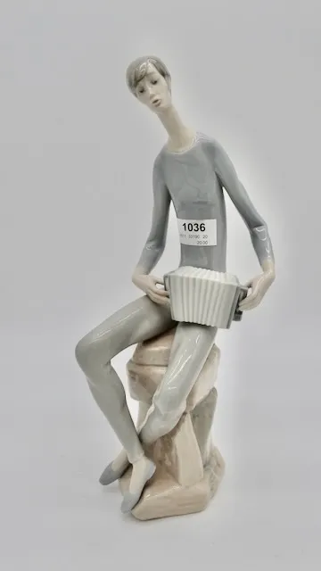1 porcelánová figurka "Hudebník"