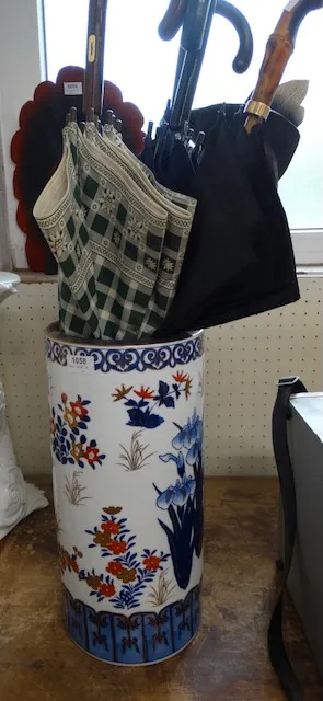 1 Vase mit Schirmen