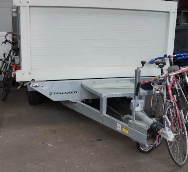 1 Temared DC voertuigtransporter met sanitair huisje, eerste registratie 11/22, APK 08/28, 6 sleutels, alle papieren