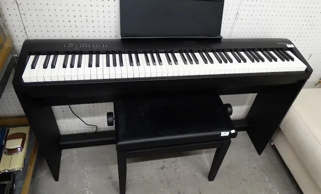 1 Piano "Roland" mit Hocker