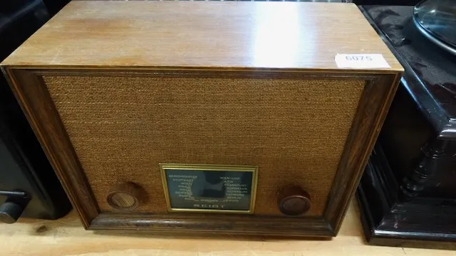 1 altes Röhrenradio