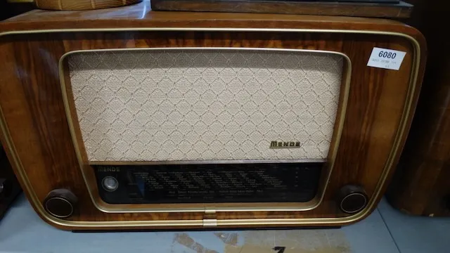 1 altes Röhrenradio