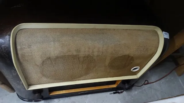 1 altes Röhrenradio