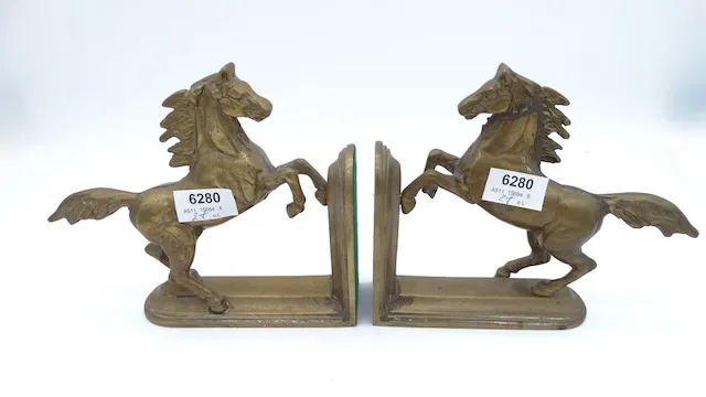 2 Buchstützen "Pferde"