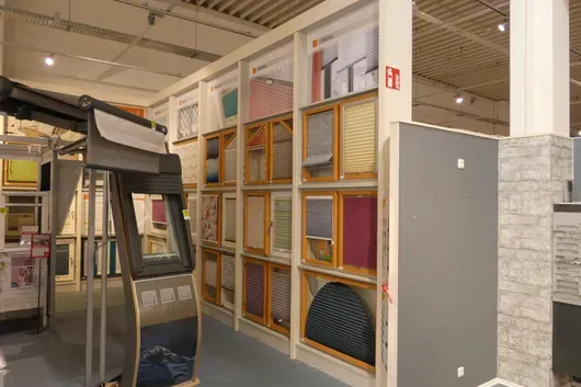 Présentoir d'échantillons, avec contenu (stores plissés)