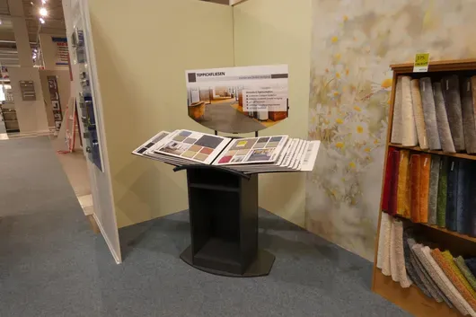 Présentoir, avec contenu (échantillons de tapis)