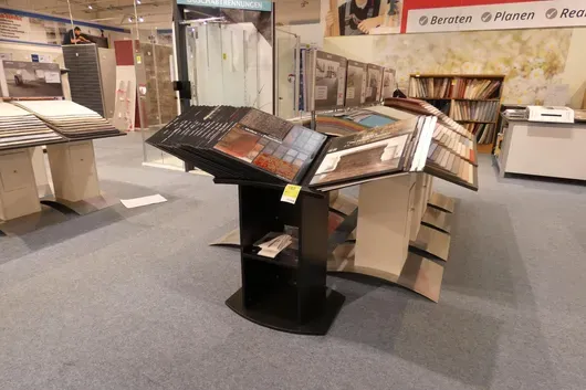 Présentoir, avec contenu (échantillons de tapis)