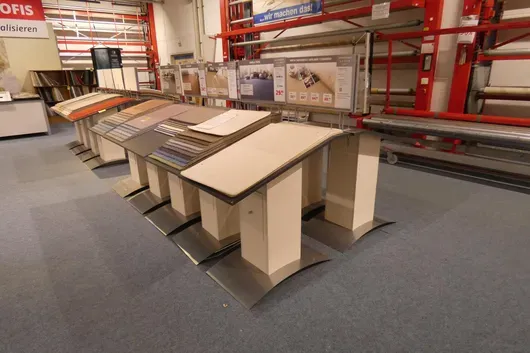 10 tables de présentation avec contenu (échantillons de tapis)