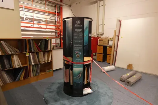 Colonne de présentation avec contenu (échantillons de tapis)