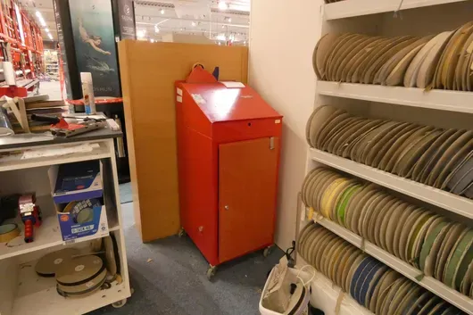 Pupitre d'armoire, métal, avec contenu